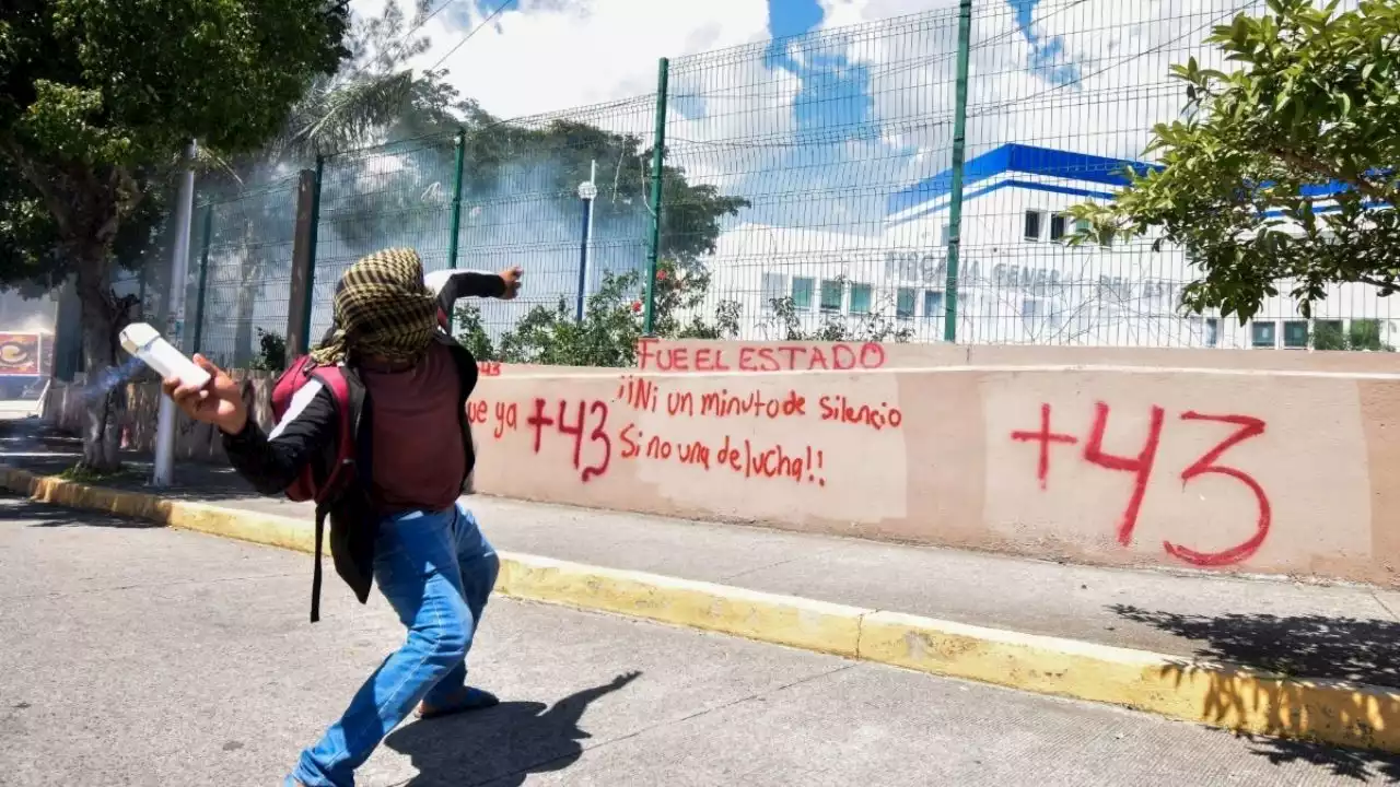 Dos mil normalistas de Ayotzinapa protestan afuera del Centro Nacional de Inteligencia