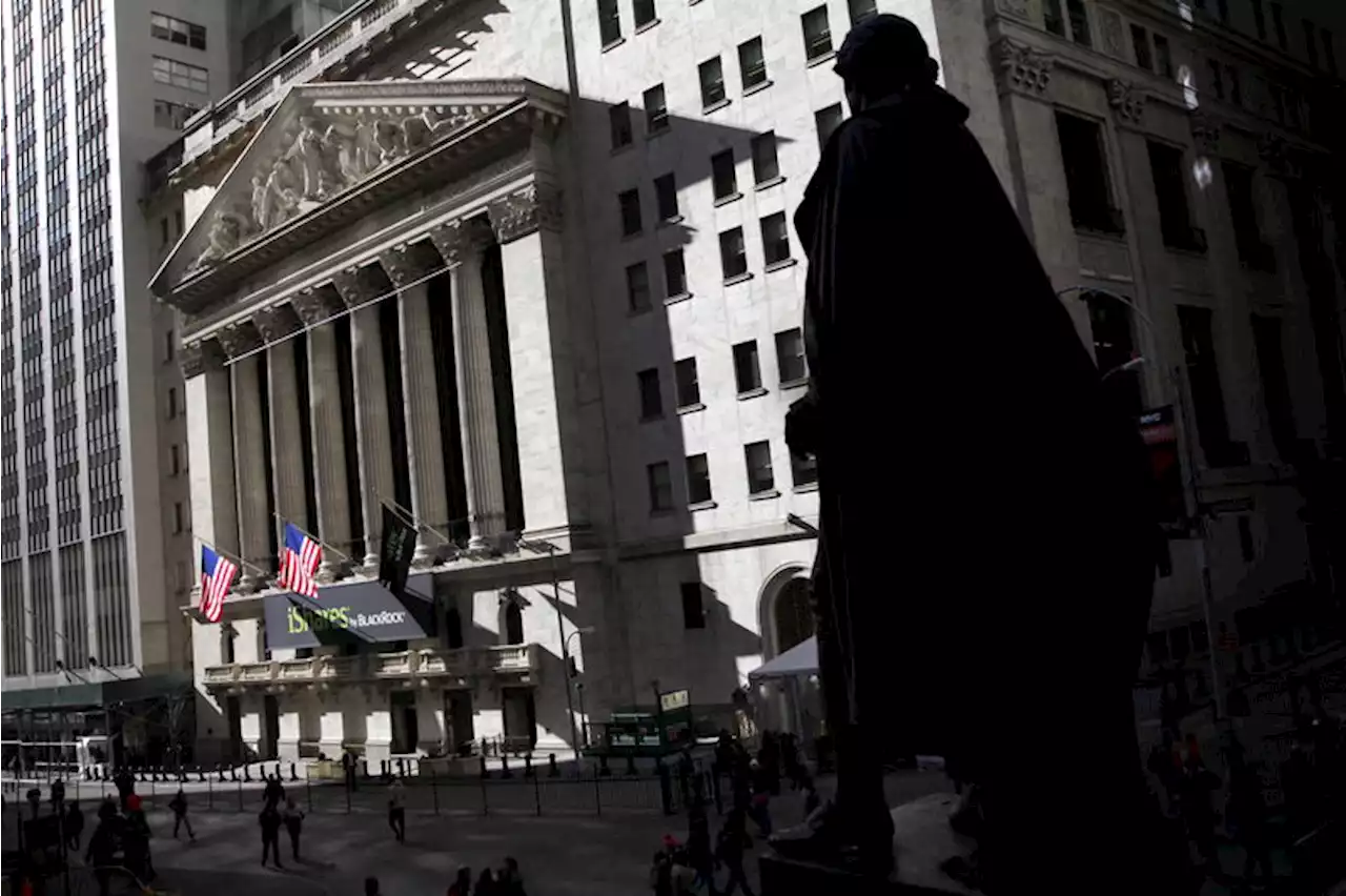 Dow futures slip marginally lower; hawkish Fed, budget woes weigh By Investing.com