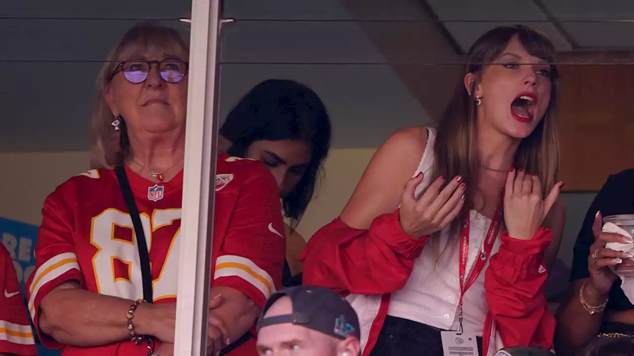 Taylor Swift turns out to see Travis Kelce, Kansas City Chiefs play Chicago Bears