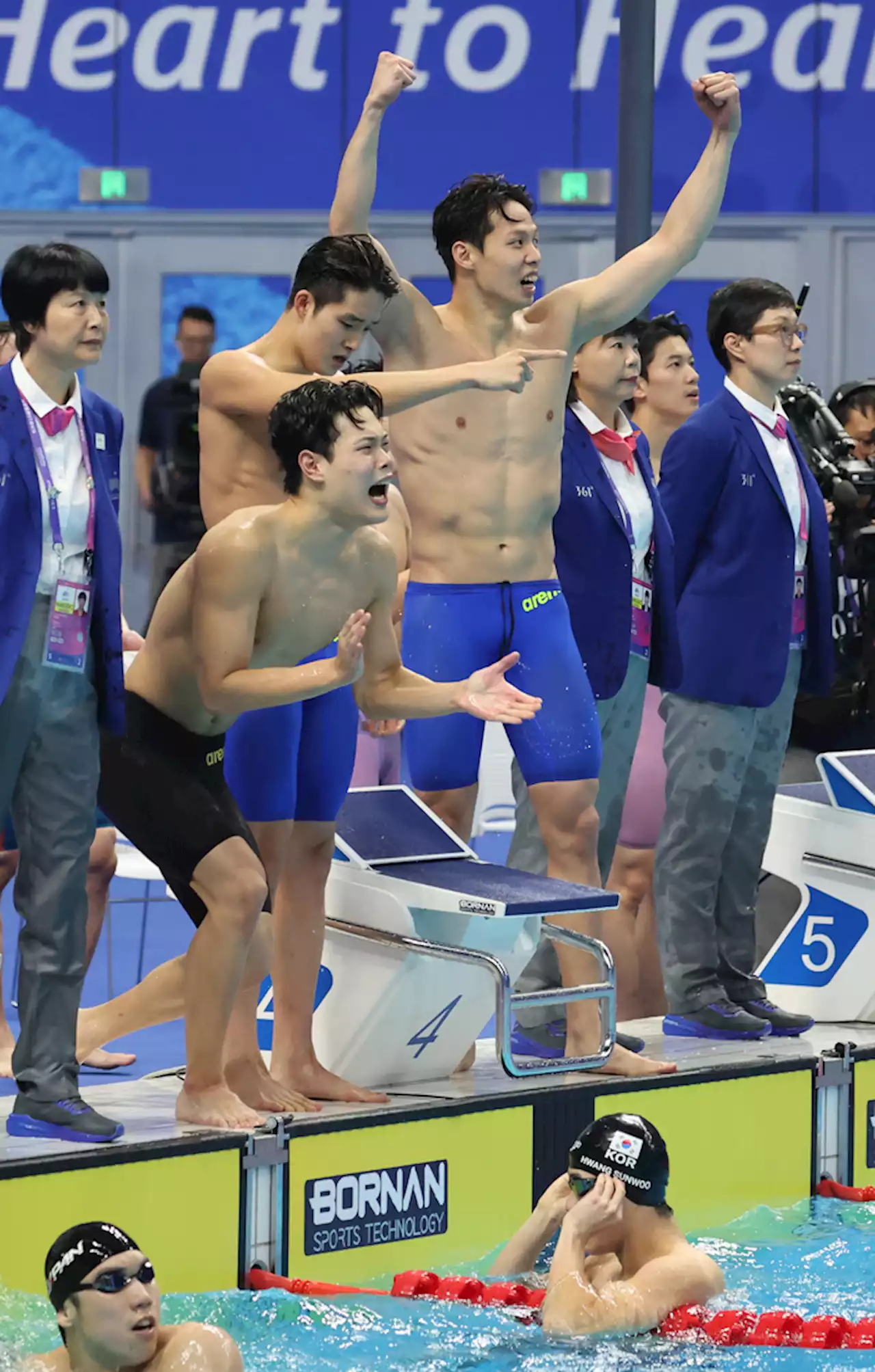 황선우와 형들, 아시아 신기록으로 수영 계영 800m 금메달