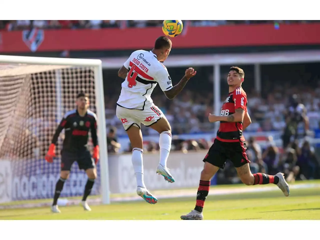 'Me sinto envergonhado': Ayrton Lucas se desculpa por erro em final da Copa do Brasil