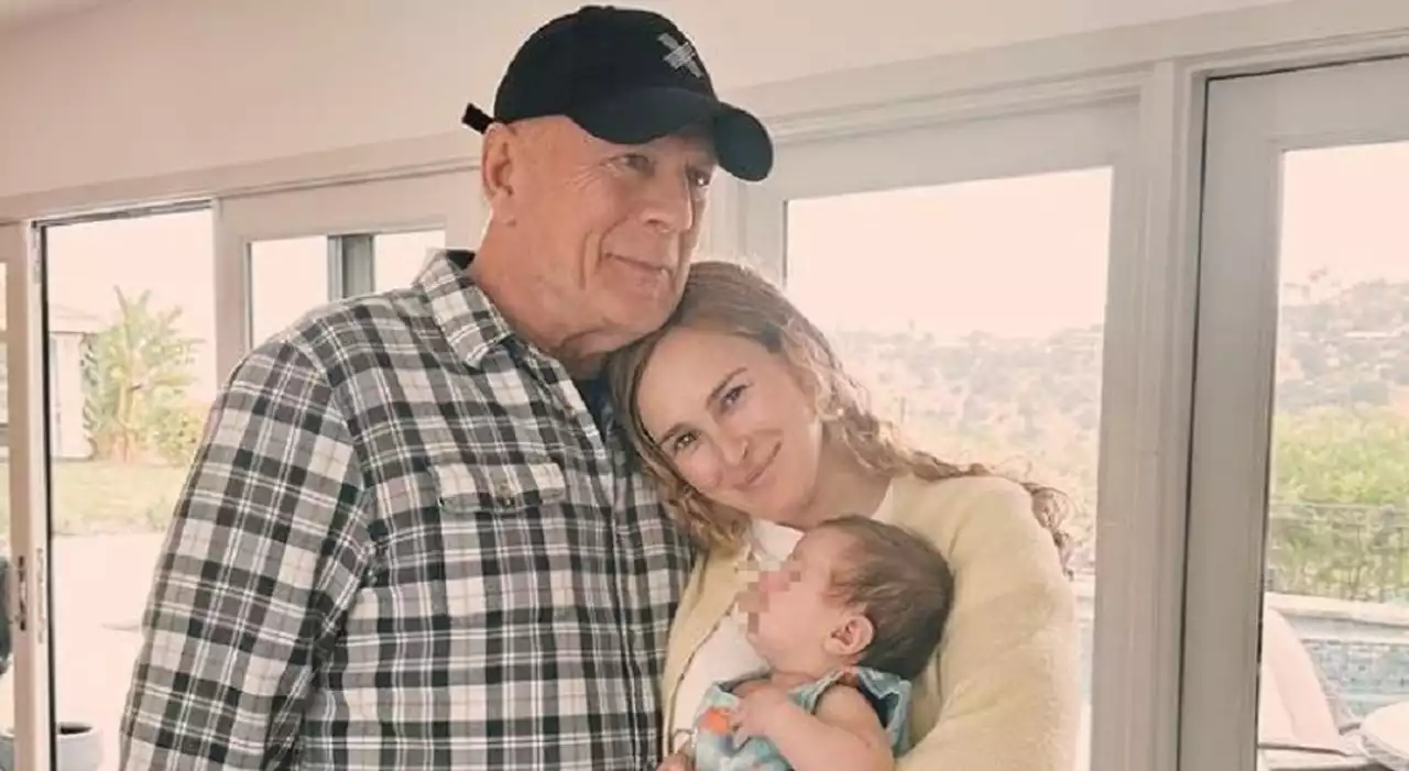 Bruce Willis, la prima foto con la nipotina: il post è commovente. La figlia: «Il tuo amore è così puro»