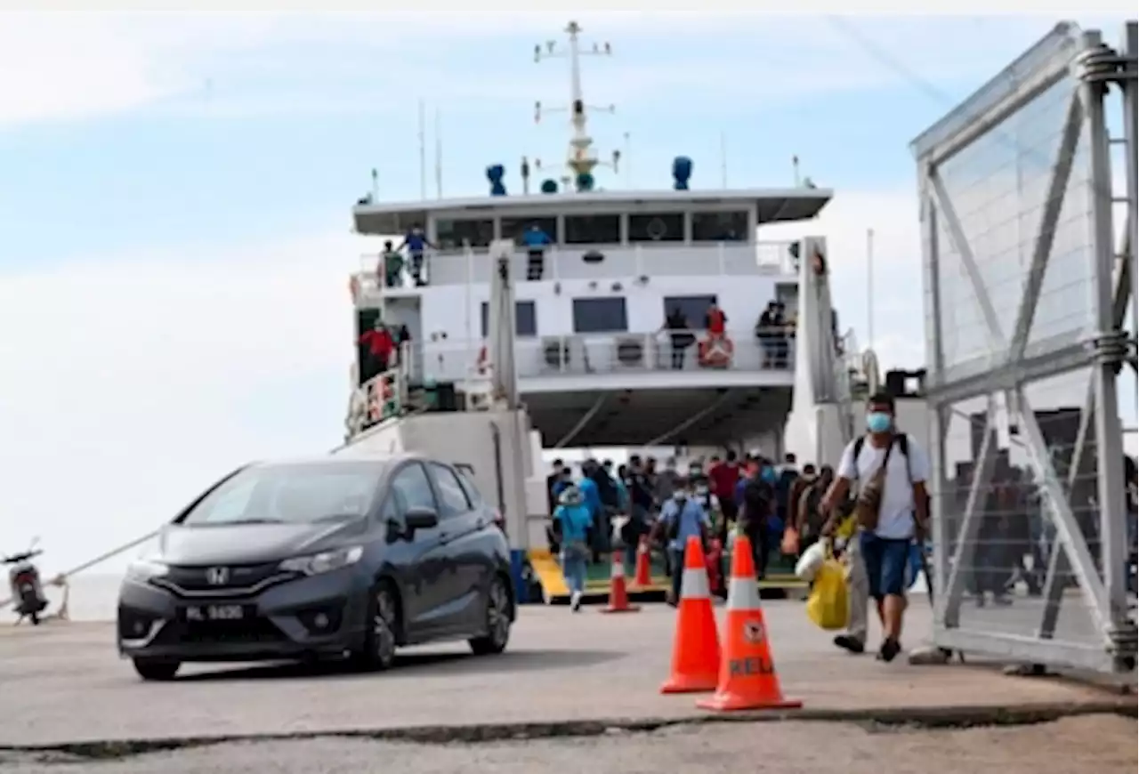 Kuala Kedah bound ferry turns back due to strong winds, high waves