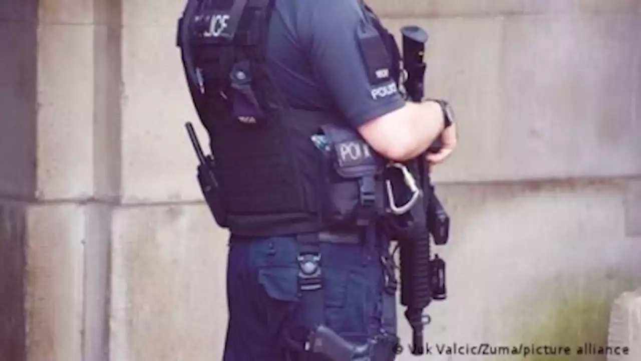 UK army put on standby as London police hand in weapons