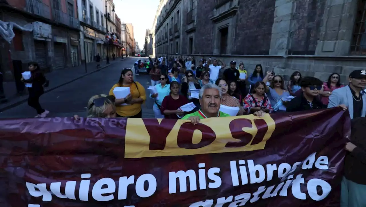 Padres de familia de Chihuahua exigen autorizar distribución de libros