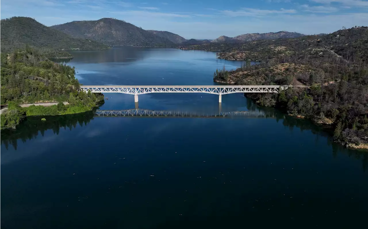 Chart shows how California reservoirs water levels compare to Texas lakes