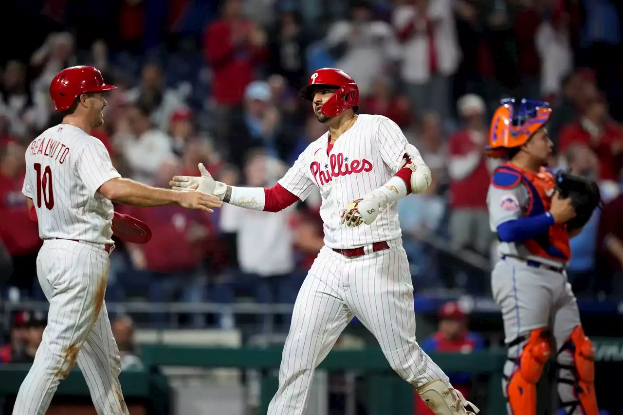 Castellanos homer helps Phillies sweep Mets, move to brink of playoff spot