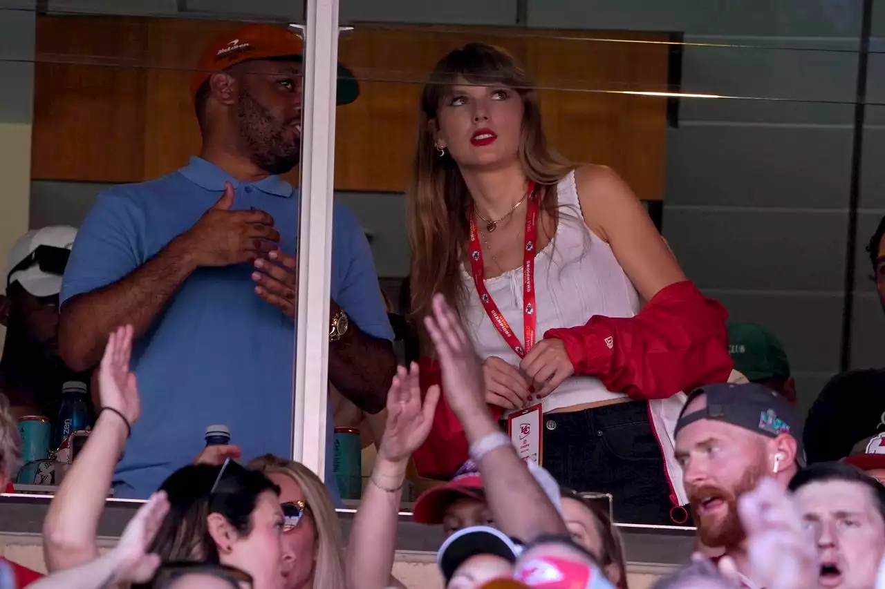 Taylor Swift fans (mostly) excited she’s in Kansas City to watch Travis Kelce