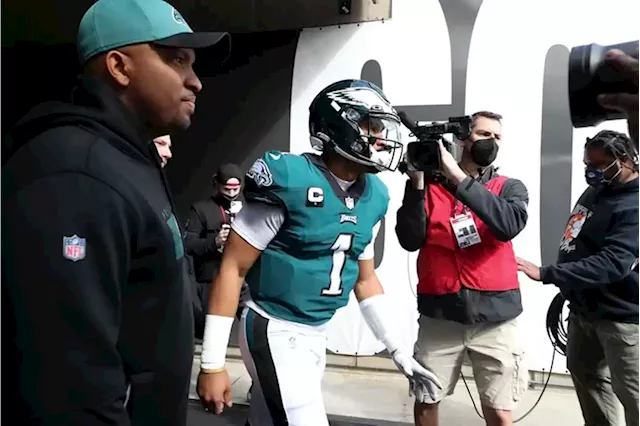 Jalen Hurts throws for TD, runs for another as Eagles thump Buccaneers 25-11  to remain unbeaten – KGET 17