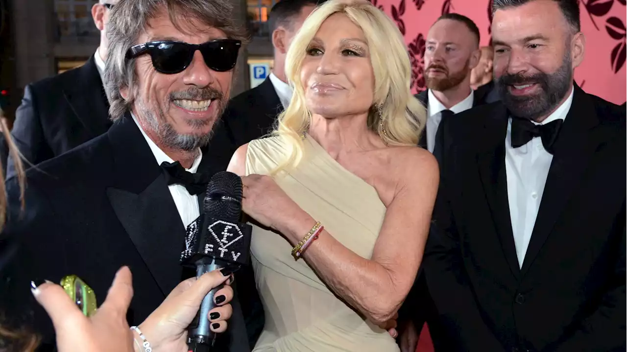 I Sustainable Fashion Awards premiano Donatella Versace: 'Il governo sta togliendo il diritto alla libertà e di amare chi si vuole'