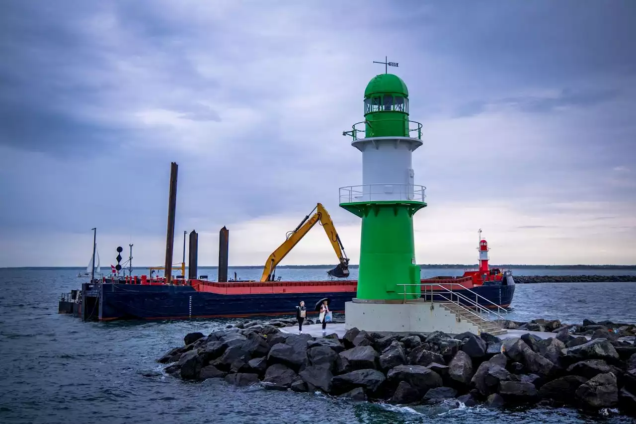 Stelzenbagger beendet „Sandfallen-Einsatz“ vor Warnemünde