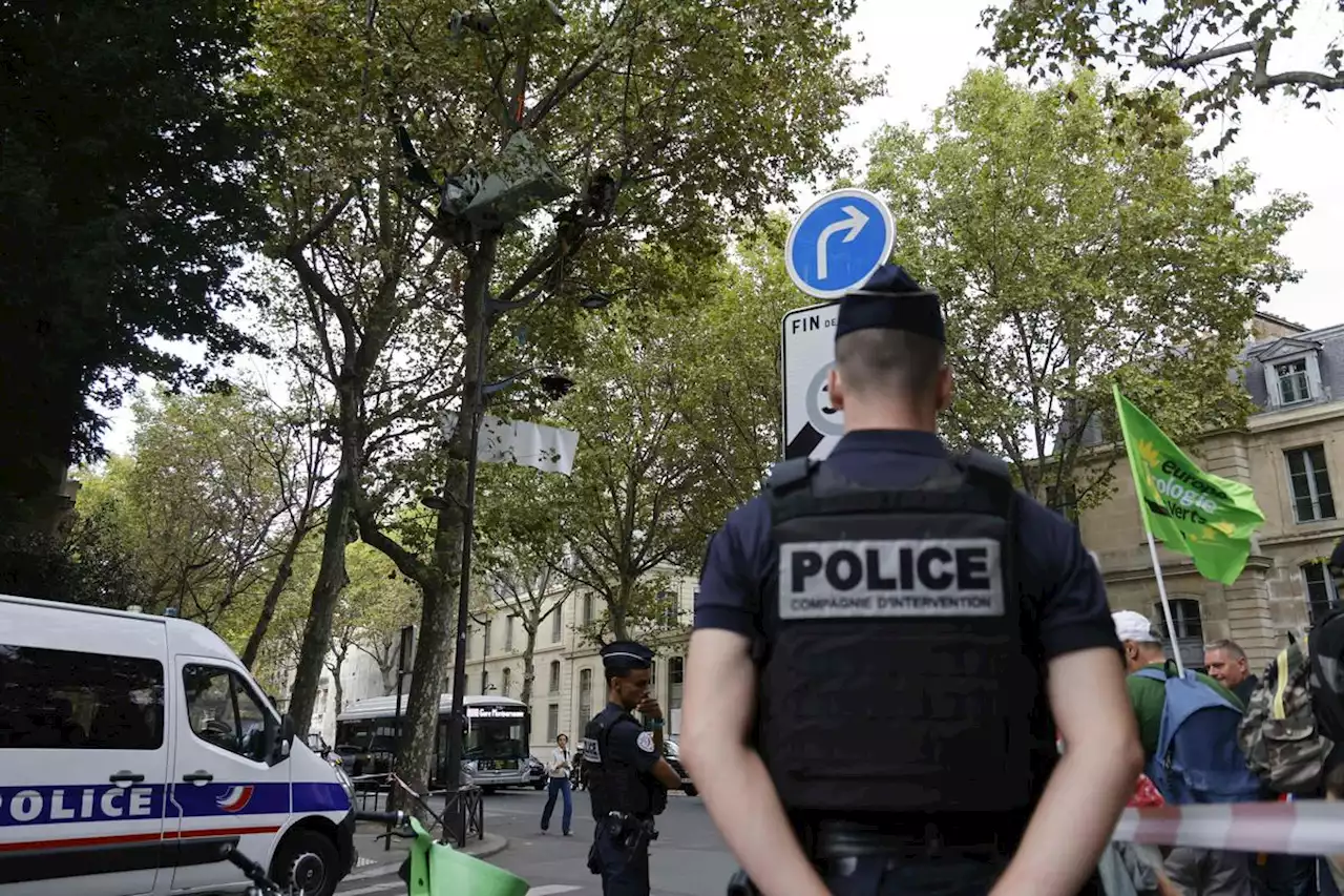 Autoroute A69 Toulouse-Castres : plusieurs centaines de personnes rassemblées devant le ministère de la Transition écologique