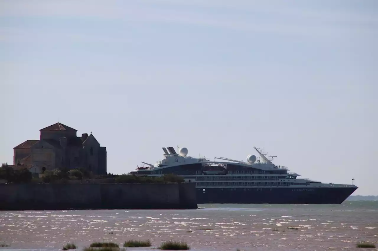 Talmont-sur-Gironde : Le « Champlain » accoste au pied de l’église Sainte-Radegonde