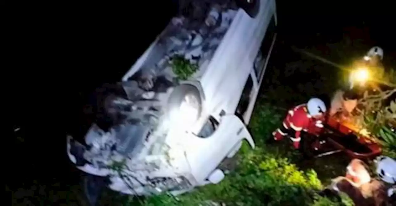 S’porean tourist killed, 10 others injured as van plunges into ravine in Penang