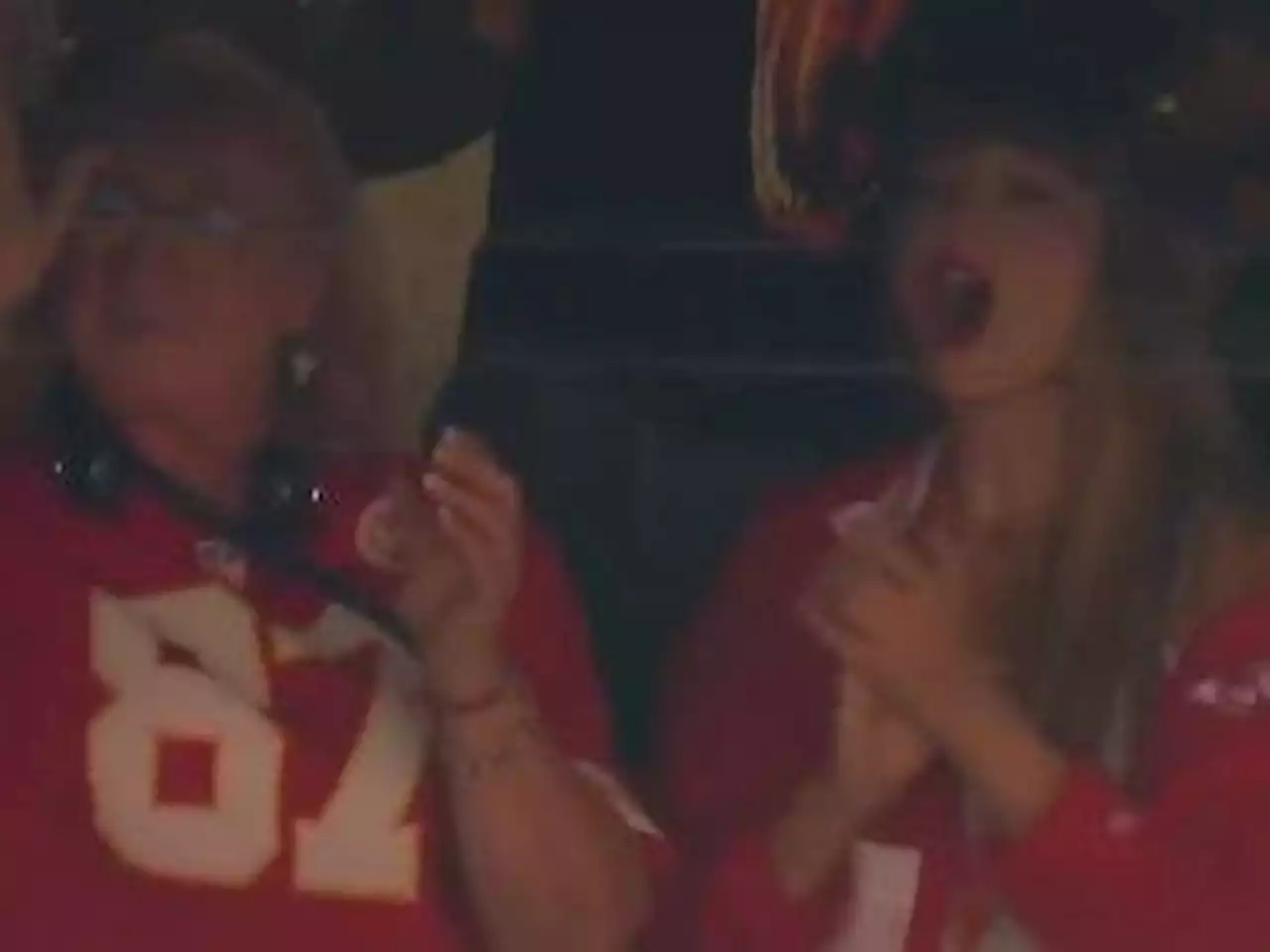 Taylor Swift touches down at Arrowhead Stadium to cheer for Travis Kelce and Chiefs