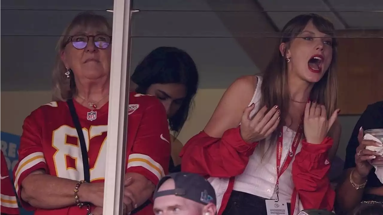 Taylor Swift turns out to see Travis Kelce, Kansas City Chiefs play Chicago Bears