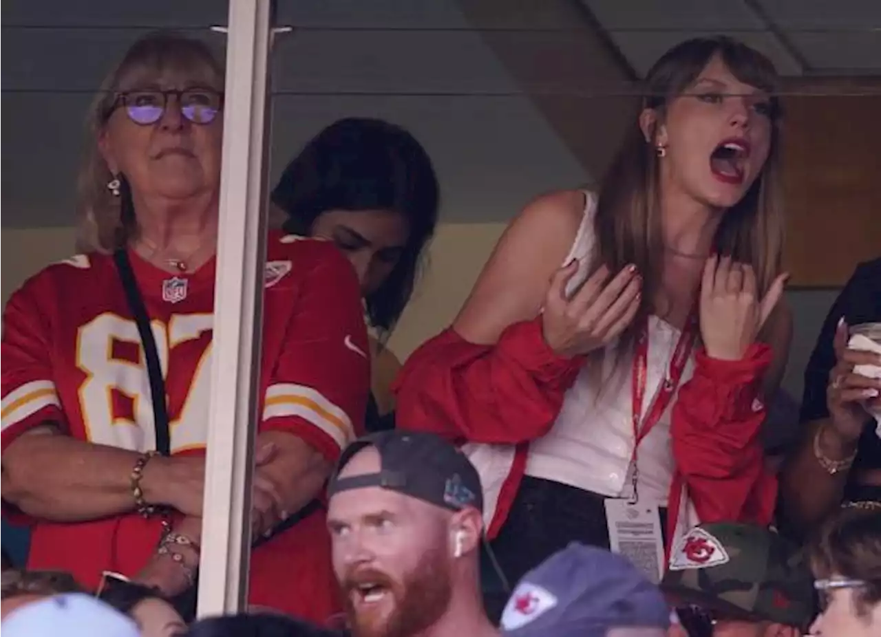 ¿Dijo que sí? Asiste Taylor Swift a juego de los Chiefs y así reacciona tras anotación de Travis Kelce ante los Bears