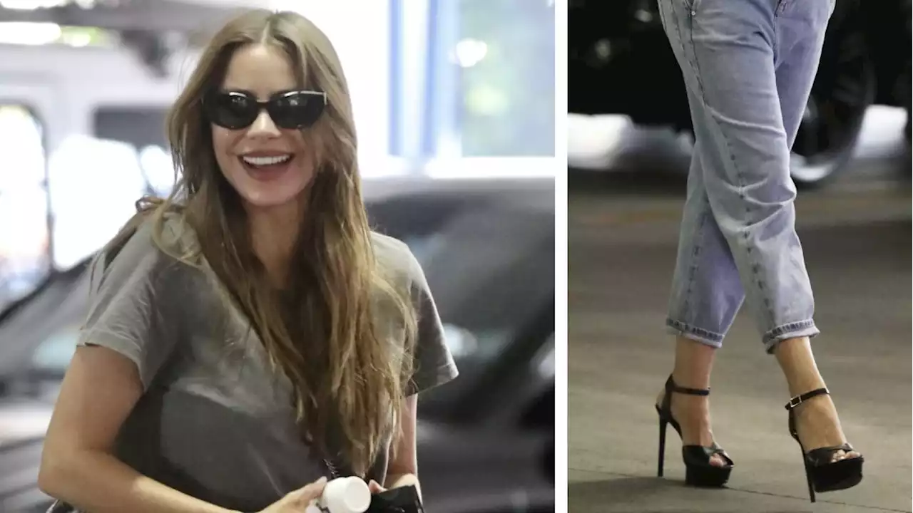 Sofía Vergara enseña cómo llevar jeans con el ruedo doblado y sandalias peep toe altísimas