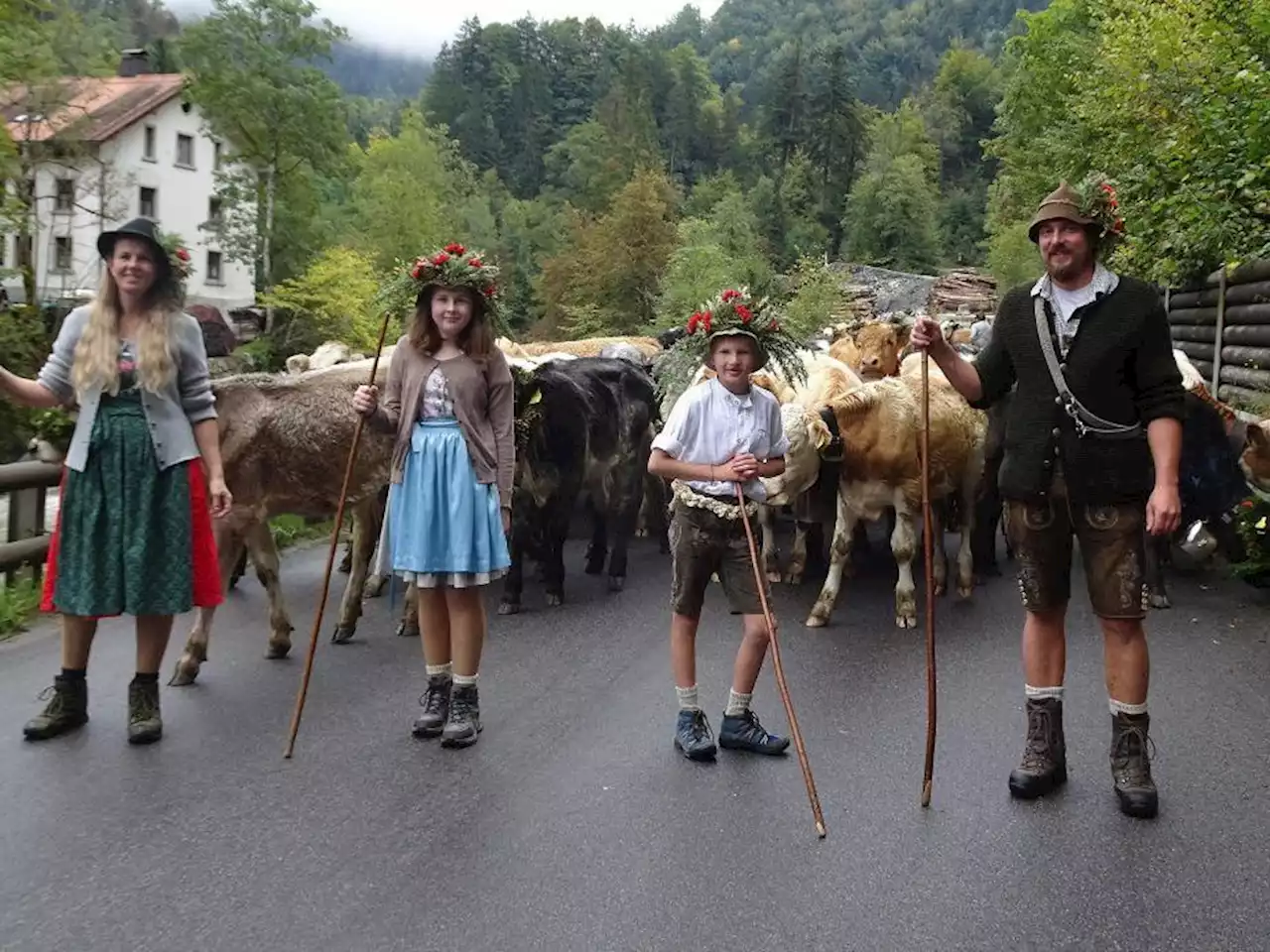 Älpler und Vieh mit großer Feier beim Waldbad Enz begrüßt