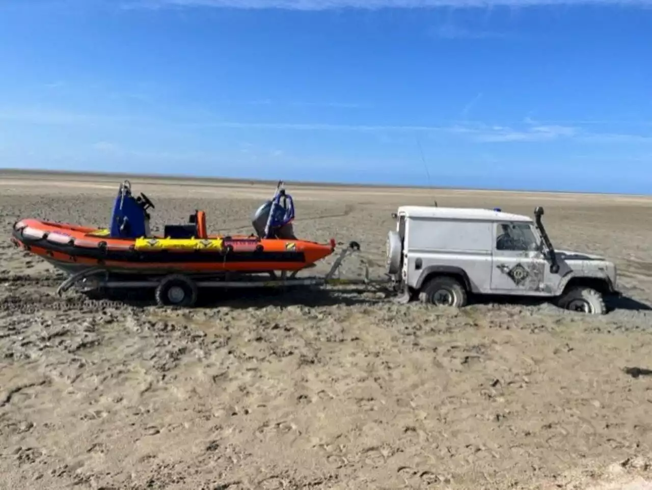 Baie du Mont-Saint-Michel : le 4x4 des sauveteurs de Genêts retrouvé enlisé