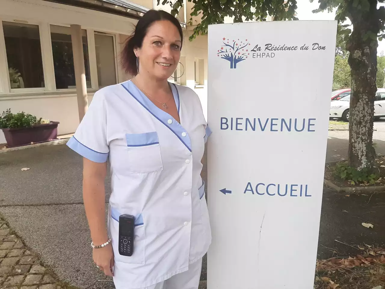 Mère de famille, elle reprend ses études à 36 ans et devient aide-soignante