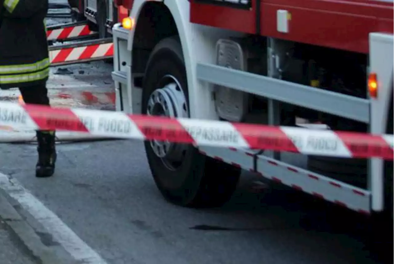 Scendono da auto in panne, travolti da tir: due morti. Dove è successo