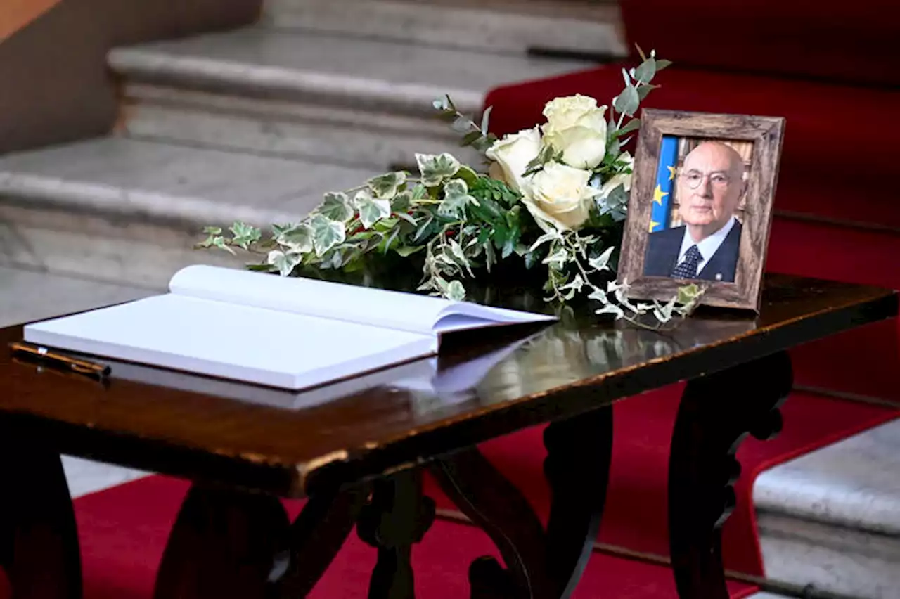 I funerali laici di Napolitano, Mattarella e Meloni a Montecitorio - IL LIVEBLOG - Notizie