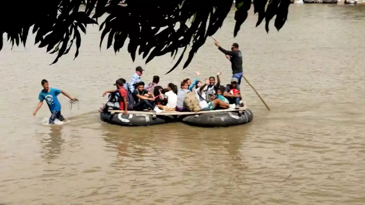 Migrantes cruzan en balsas improvisdas el río entre Guatemala y México para seguir hacia EE.UU.