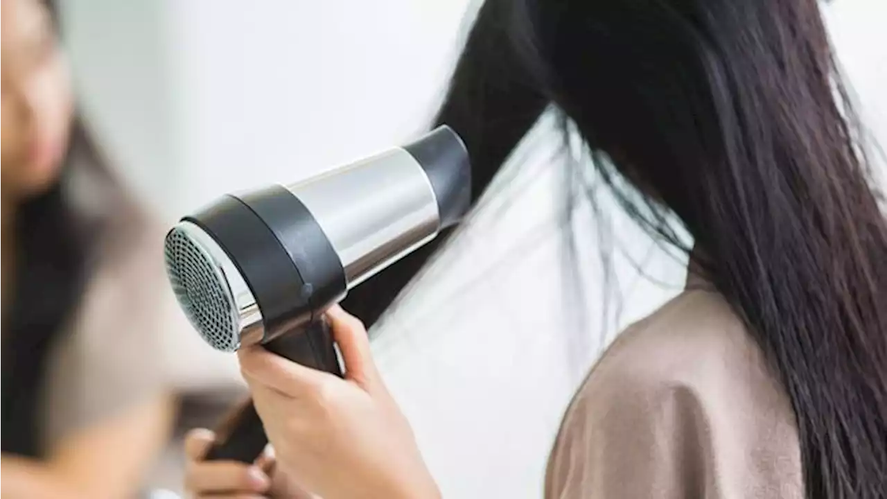 7 Cara Blow Rambut Sendiri di Rumah agar Hasilnya Tahan Lama