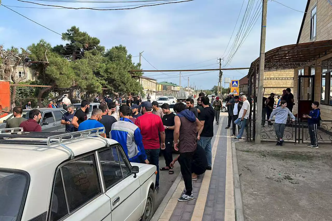 В Дагестане водители собрались на сход из-за полицейского, выписывающего много штрафов