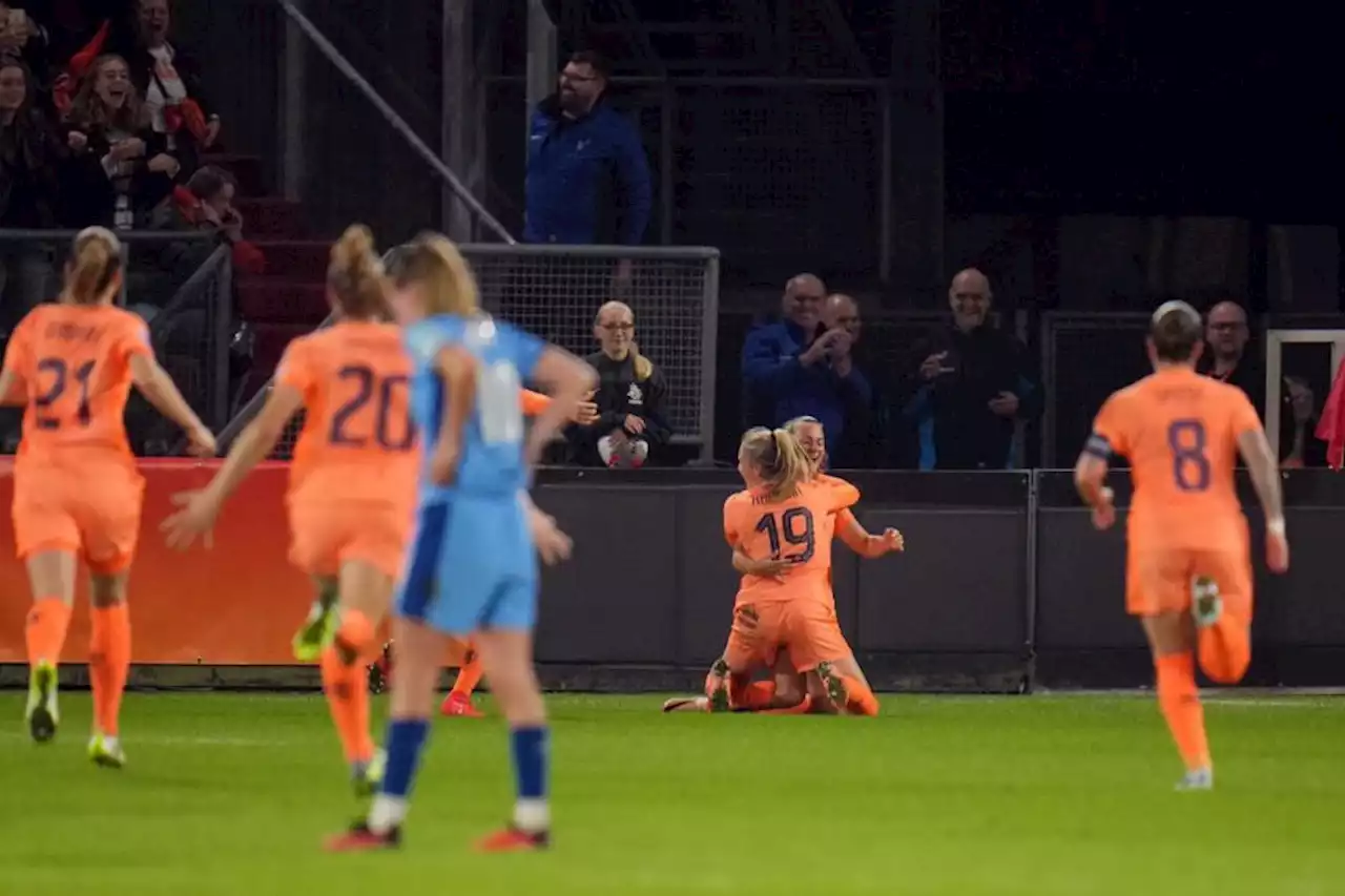 England suffer last-gasp loss on Sarina Wiegman’s Netherlands return