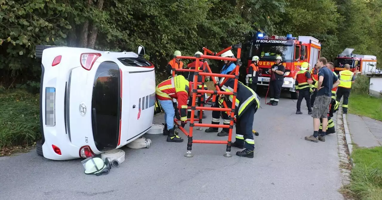 Auto mit älterem Ehepaar kippt bei Unfall in Fischaitnach um