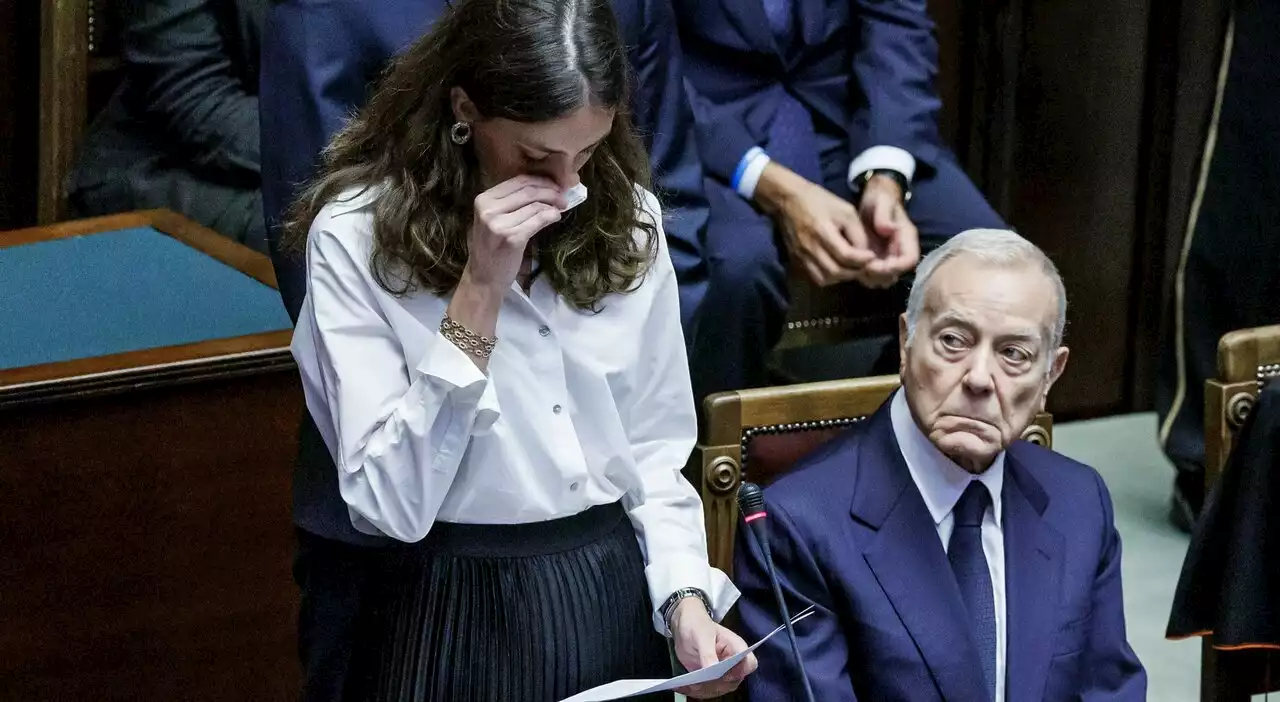 Sofia Napolitano, la nipote del Presidente emerito della Repubblica durante i funerali laici