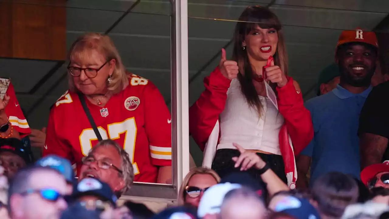 Eagles showcased their own Swift-Kelce couple before facing Buccaneers