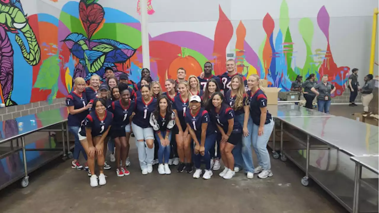 Texans players, Lady Texans, Hannah McNair visit Houston Food Bank to support Hunger Action Month