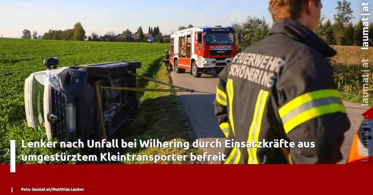 Lenker nach Unfall bei Wilhering durch Einsatzkräfte aus umgestürztem Kleintransporter befreit