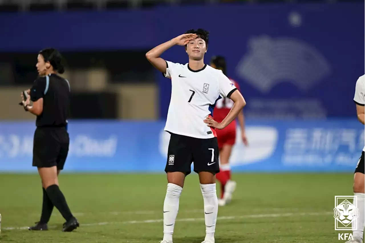 한국 여자축구, 필리핀 제압하고 8강행…손화연 해트트릭