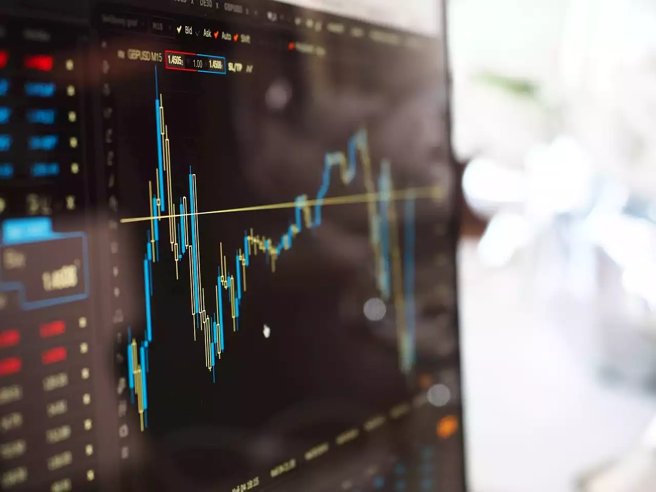 Juros futuros avançam antes de IPCA-15, e Ibovespa fica estável