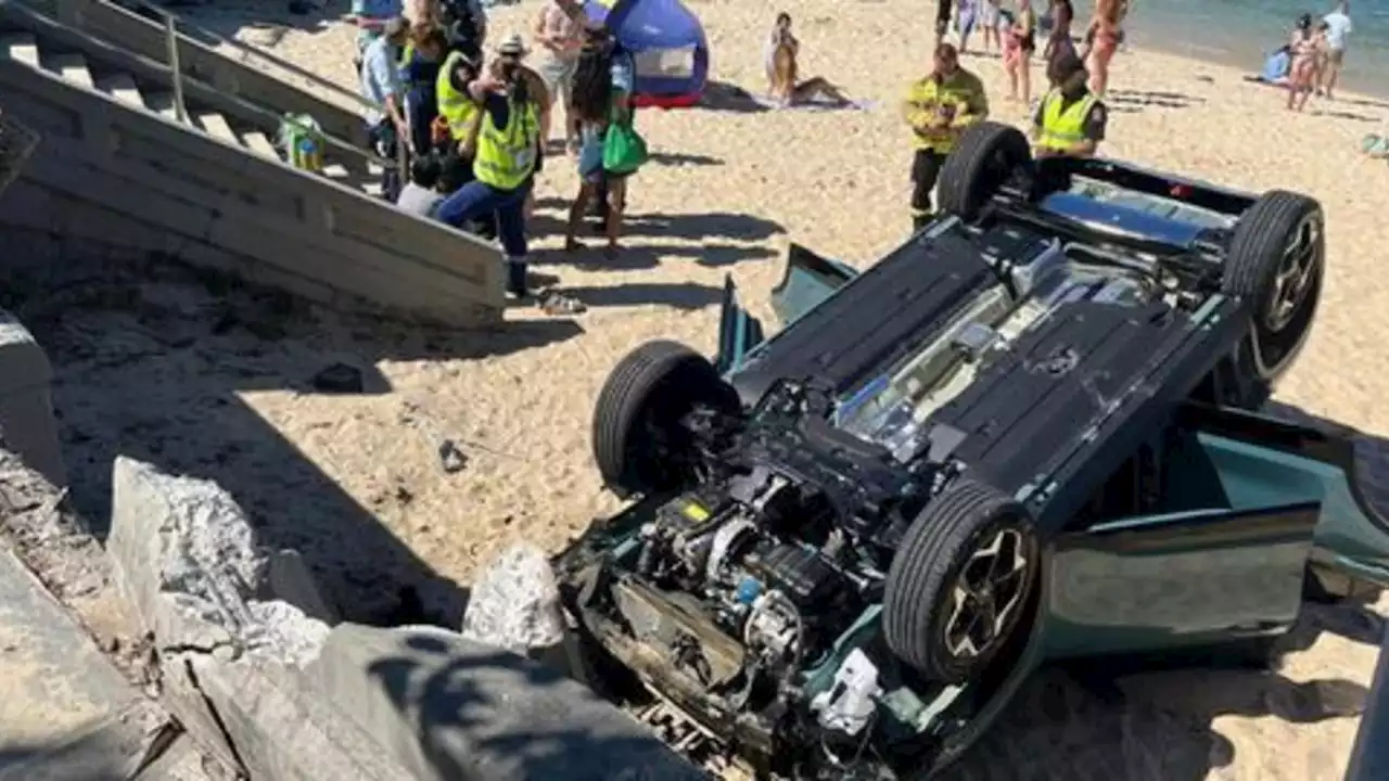 Frau (33) lernt einparken: Legt Auto am Strand aufs Dach