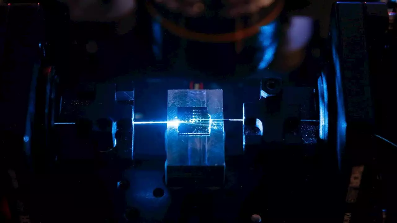 Researchers fabricate chip-based optical resonators with record low UV losses