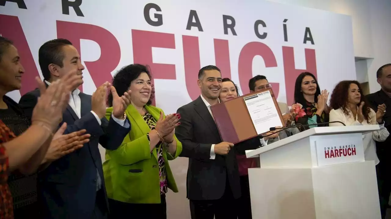 Con escoltas y con el respaldo de diputados, García Harfuch se registra por Morena para la CDMX