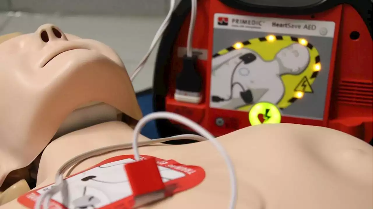 L’uso del defibrillatore e le manovre per la rianimazione cardiopolmonare: l’insegnamento torna nelle scuole