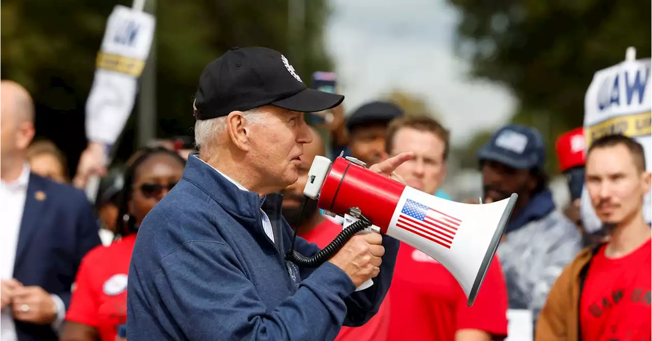 Biden backs 40% UAW pay raise in Michigan strike visit