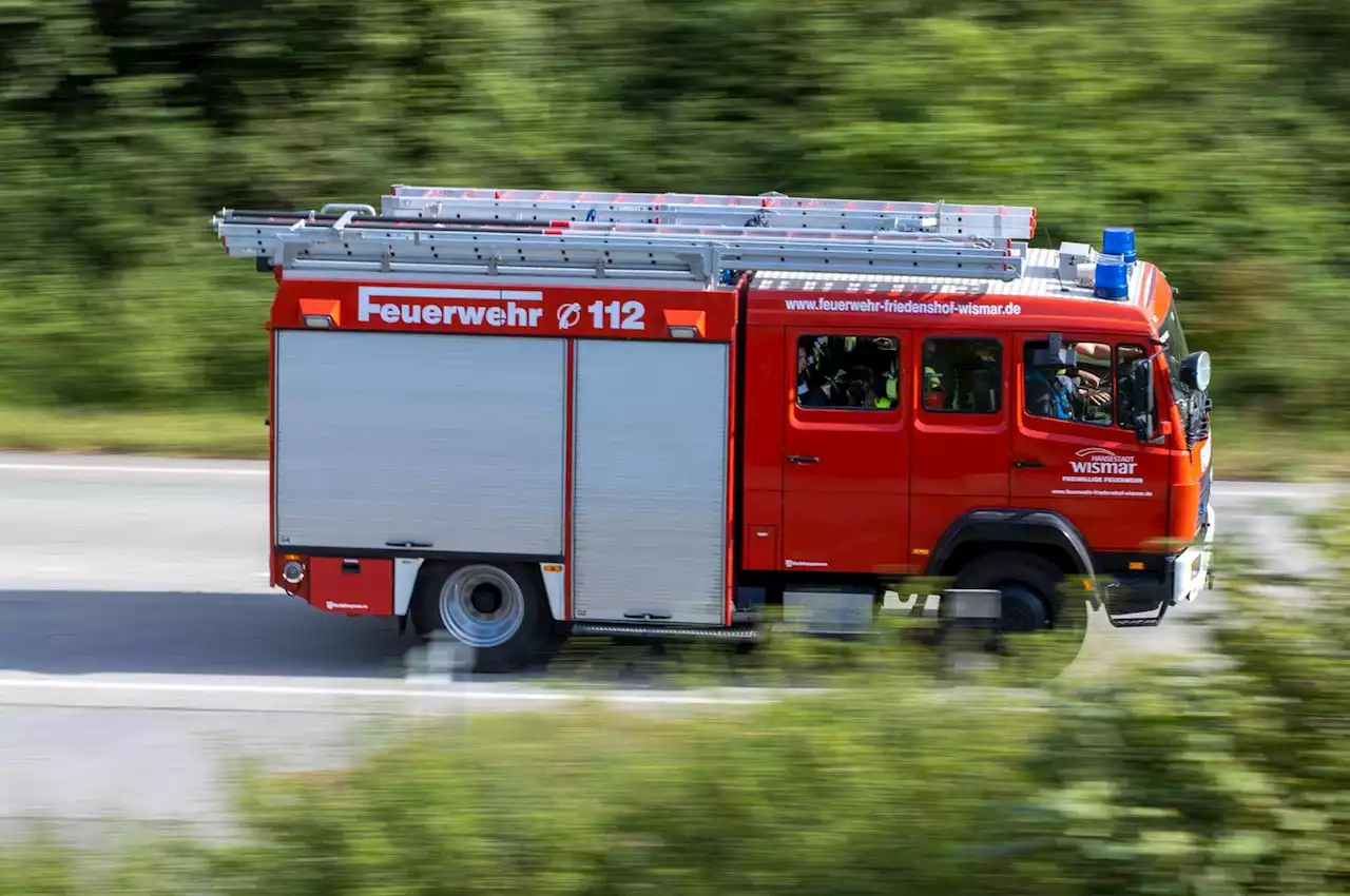 Großbrand in leer stehendem Gebäude in Leuna