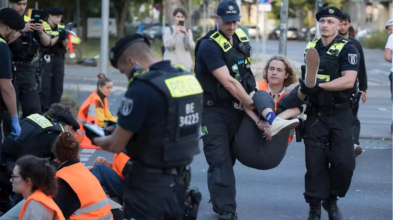 Gericht hebt Gebühren gegen Klimaaktivisten auf : Kritik am harten Kurs von Berlins Innensenatorin gegen „Letzte Generation“