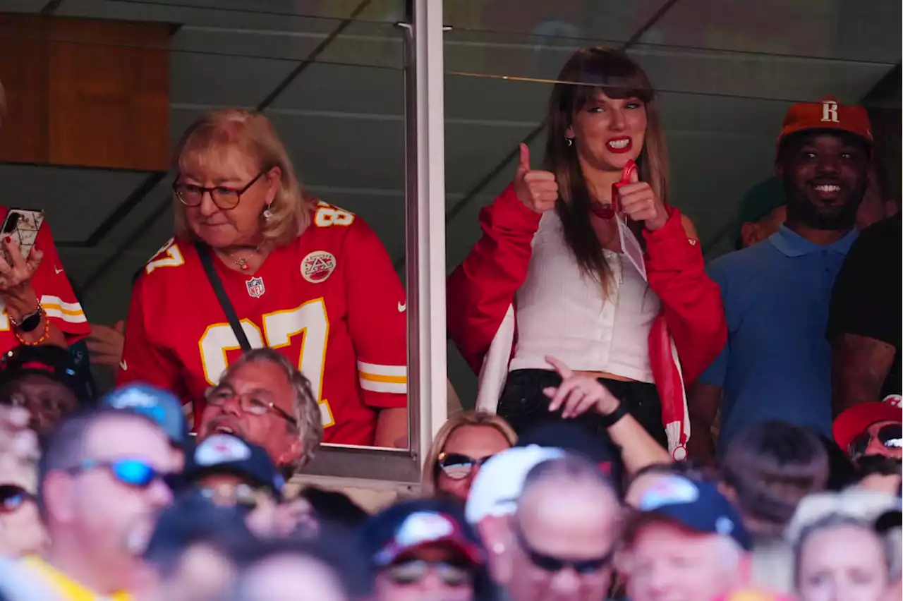 Ventas de playera de Kelce se disparan un 400 % tras visita de Taylor Swift