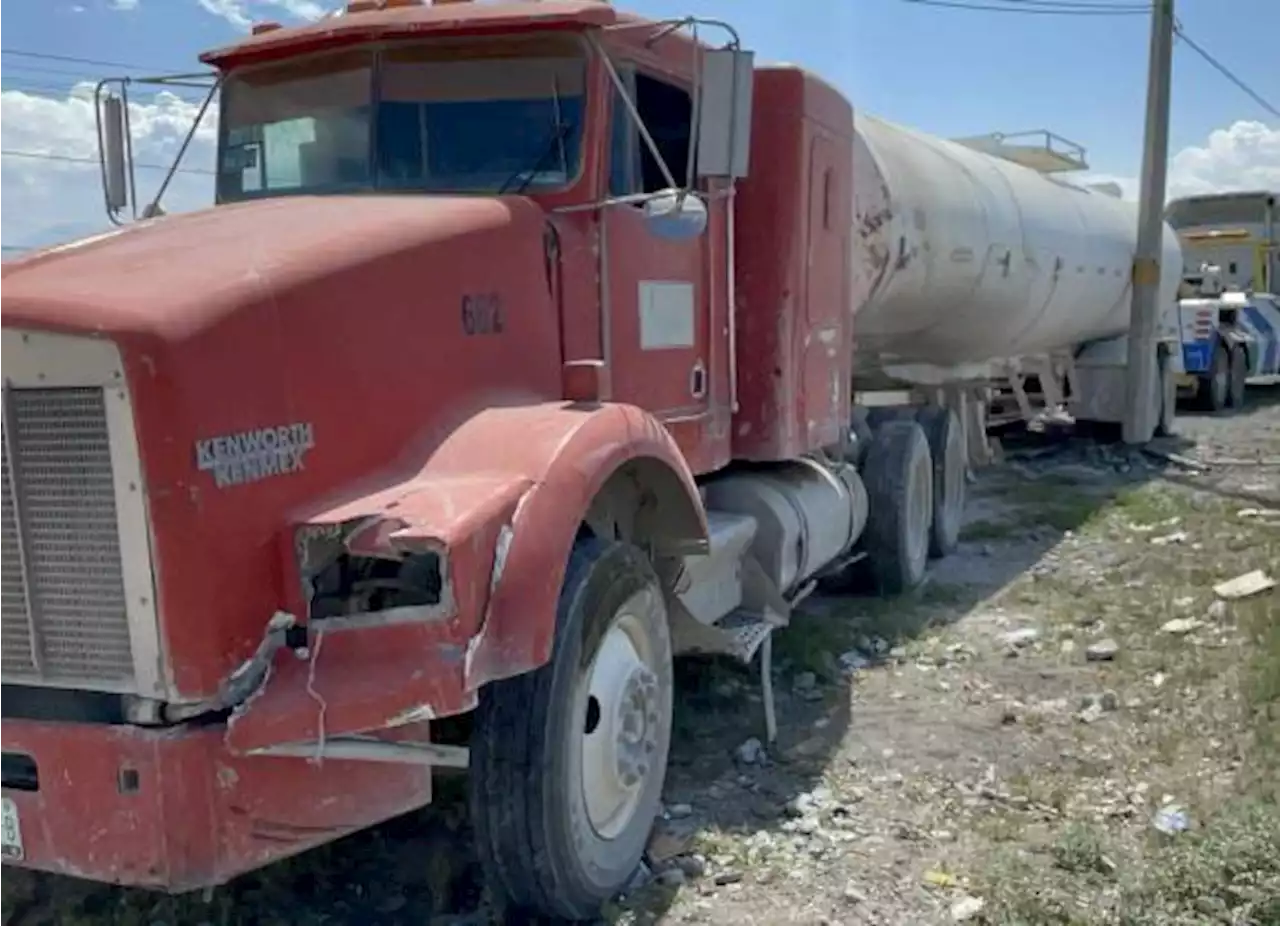 Conductor se desvanece por falta de alimento; impacta tráiler contra poste en la Saltillo-Monterrey