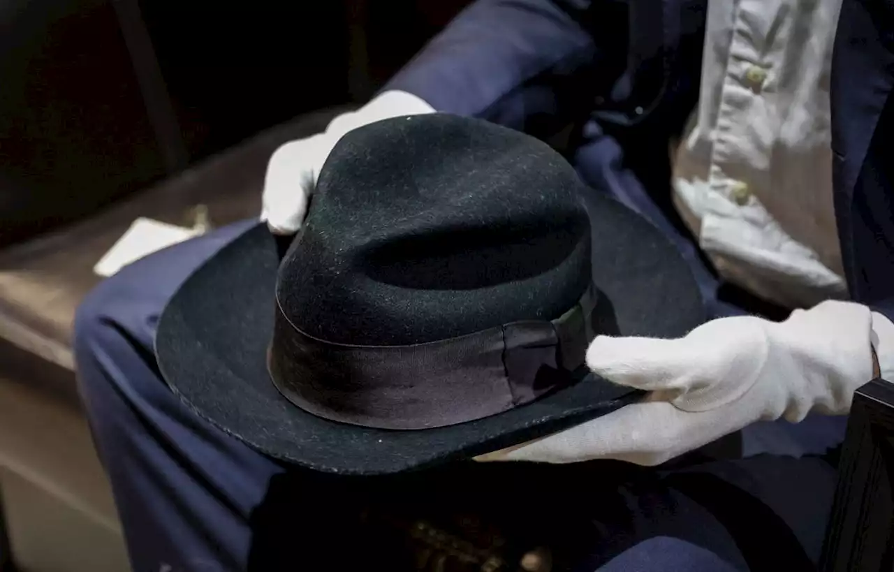 Le chapeau du premier moonwalk de Michael Jackson adjugé à 77.640 euros