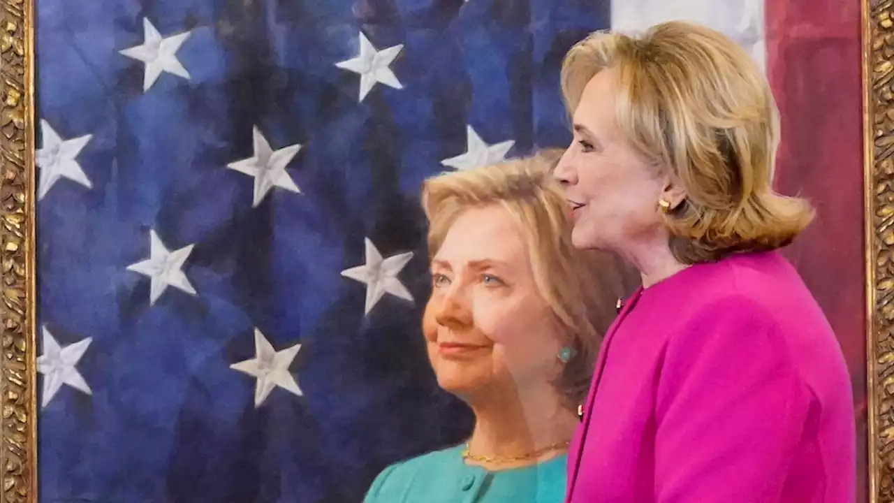 Hillary Clinton swipes at Trump, Putin during portrait unveiling