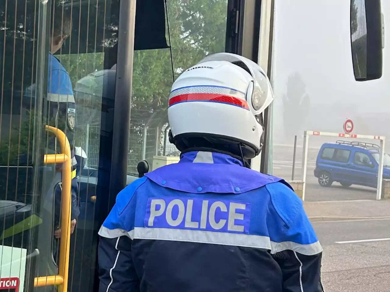 Positif au cannabis, un chauffeur de bus scolaire arrêté alors qu'il transportait des enfants